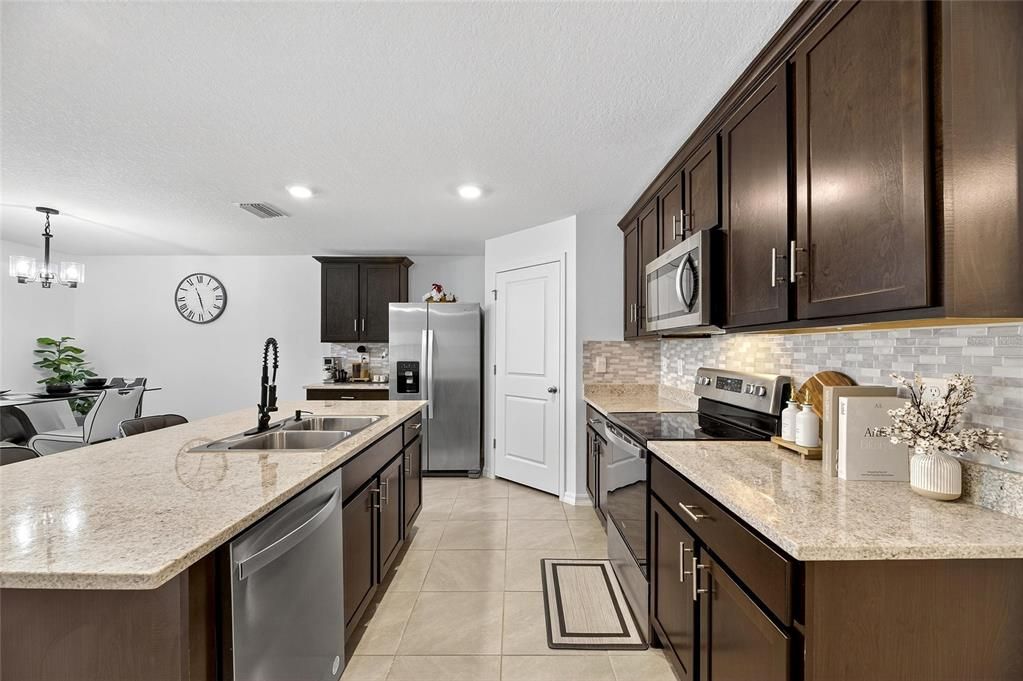 Под контрактом: $369,000 (4 спален, 2 ванн, 1846 Квадратных фут)