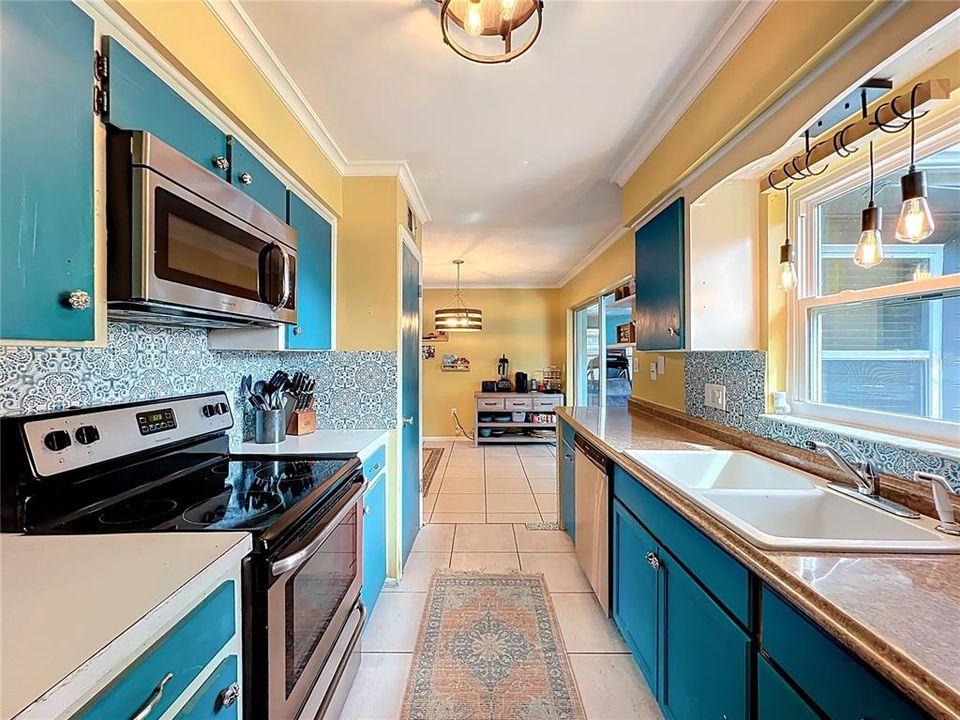 For Sale: $299,900 (3 beds, 2 baths, 1658 Square Feet)