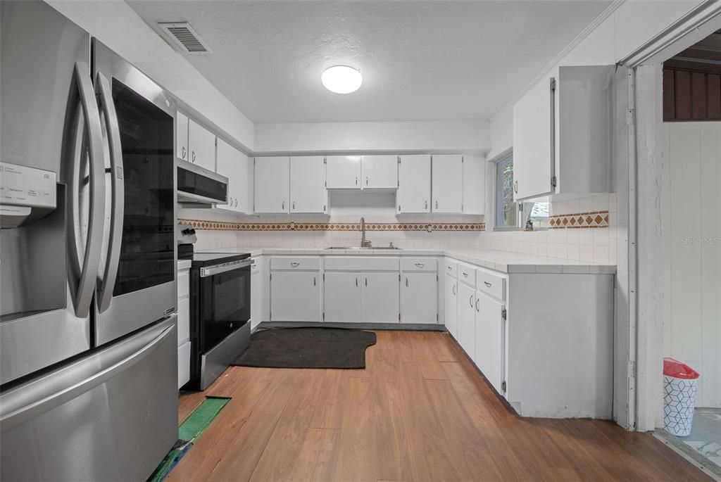 Active With Contract: $185,000 (2 beds, 1 baths, 1040 Square Feet)