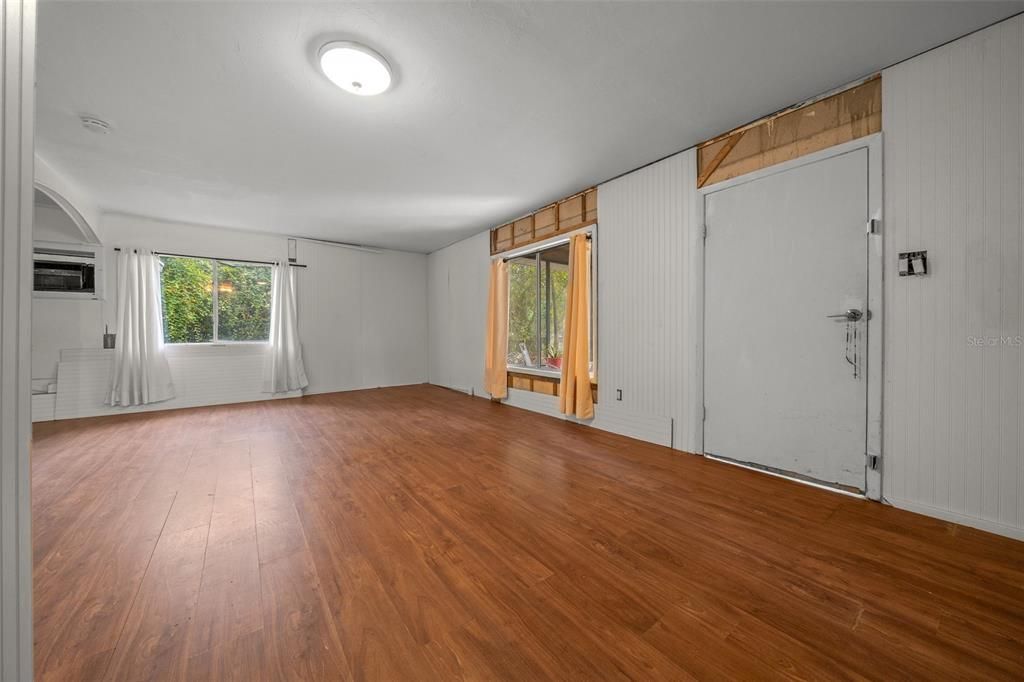 Active With Contract: $185,000 (2 beds, 1 baths, 1040 Square Feet)