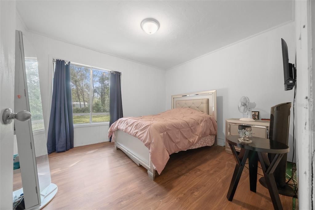 Active With Contract: $185,000 (2 beds, 1 baths, 1040 Square Feet)