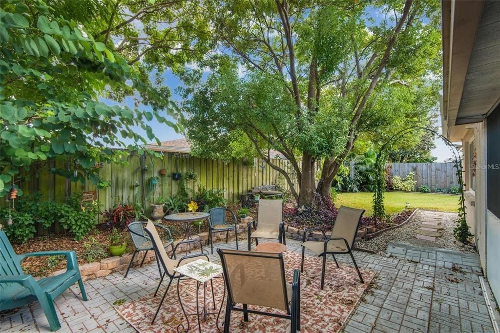 На продажу: $274,999 (2 спален, 2 ванн, 1128 Квадратных фут)