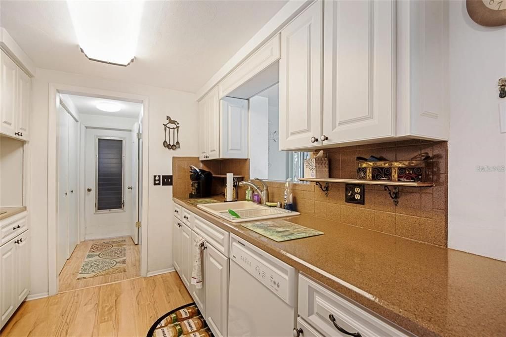 На продажу: $274,999 (2 спален, 2 ванн, 1128 Квадратных фут)