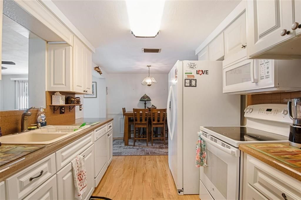 На продажу: $274,999 (2 спален, 2 ванн, 1128 Квадратных фут)