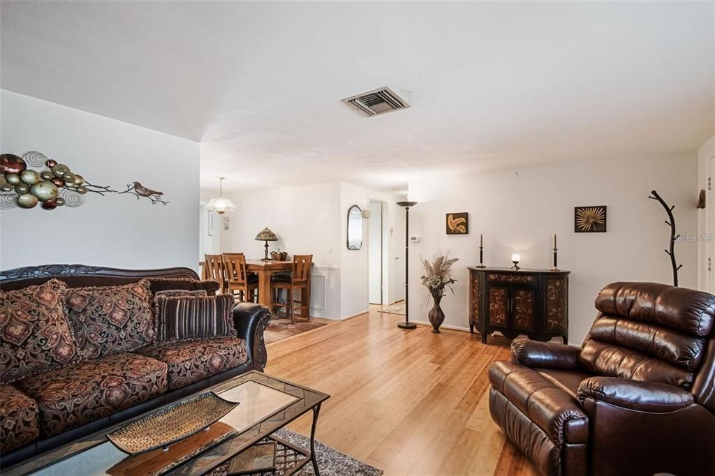 На продажу: $274,999 (2 спален, 2 ванн, 1128 Квадратных фут)