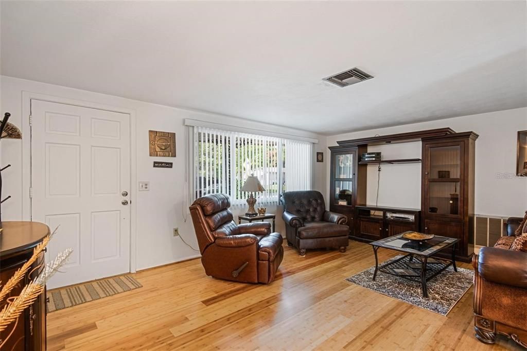 На продажу: $274,999 (2 спален, 2 ванн, 1128 Квадратных фут)