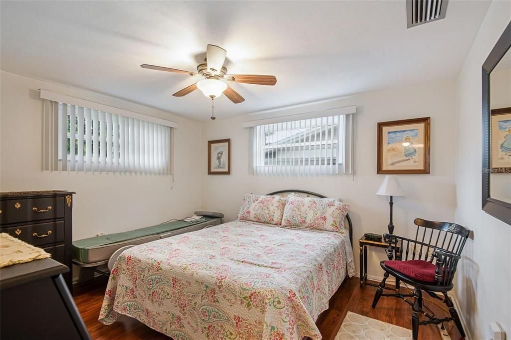 На продажу: $274,999 (2 спален, 2 ванн, 1128 Квадратных фут)