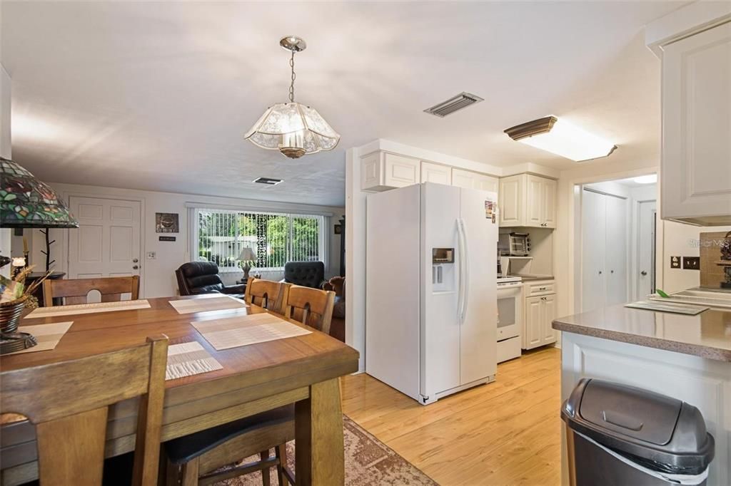 На продажу: $274,999 (2 спален, 2 ванн, 1128 Квадратных фут)