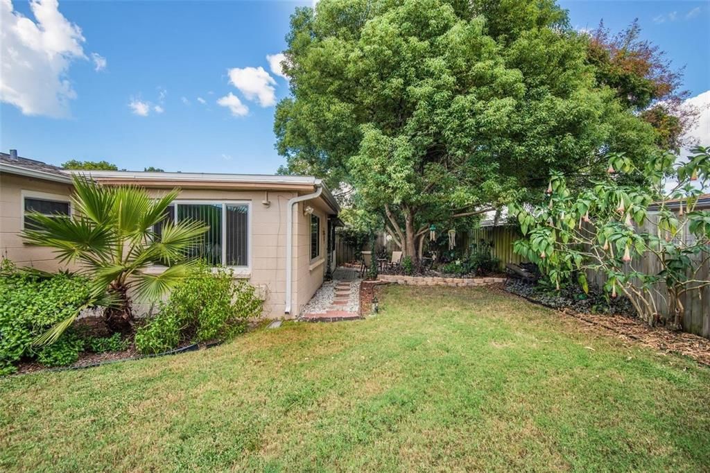 На продажу: $274,999 (2 спален, 2 ванн, 1128 Квадратных фут)