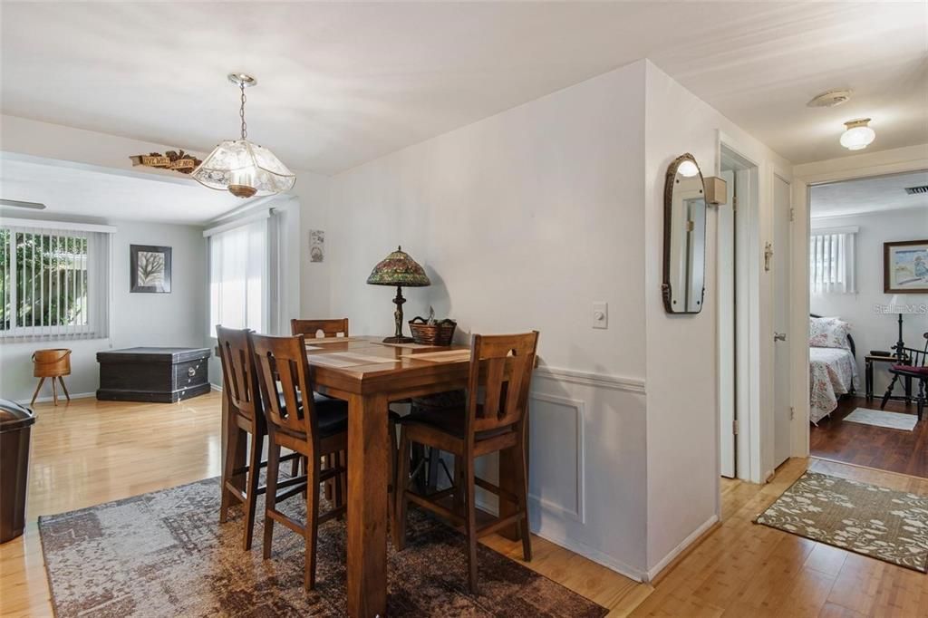 На продажу: $274,999 (2 спален, 2 ванн, 1128 Квадратных фут)