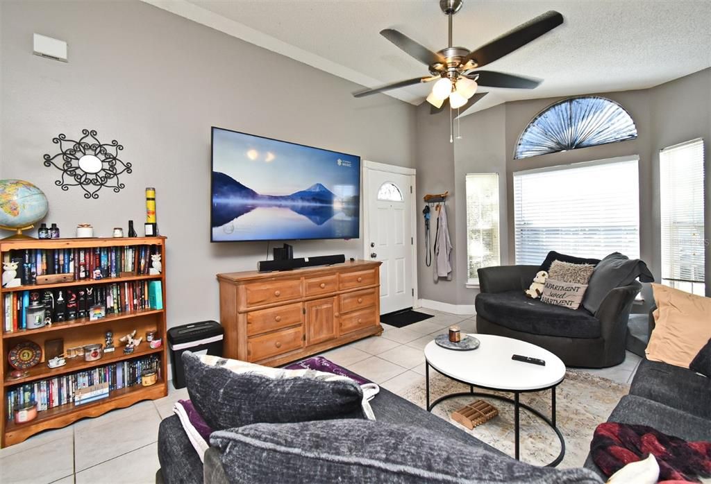 For Sale: $285,990 (3 beds, 2 baths, 1091 Square Feet)