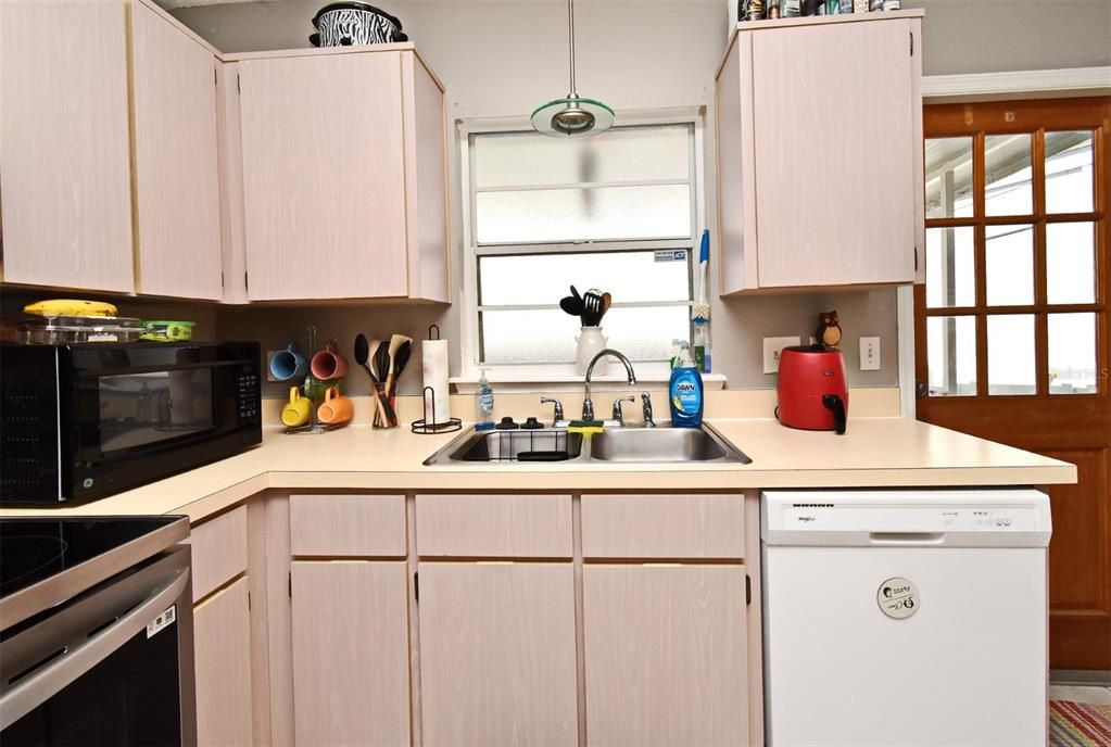 For Sale: $285,990 (3 beds, 2 baths, 1091 Square Feet)