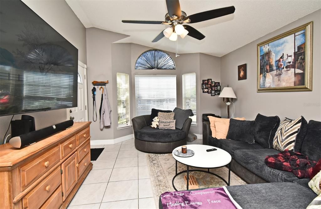 For Sale: $285,990 (3 beds, 2 baths, 1091 Square Feet)