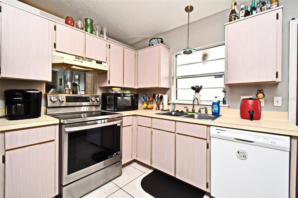 For Sale: $285,990 (3 beds, 2 baths, 1091 Square Feet)