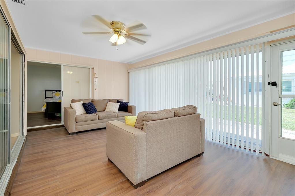 待售: $230,000 (2 贝兹, 2 浴室, 1095 平方英尺)