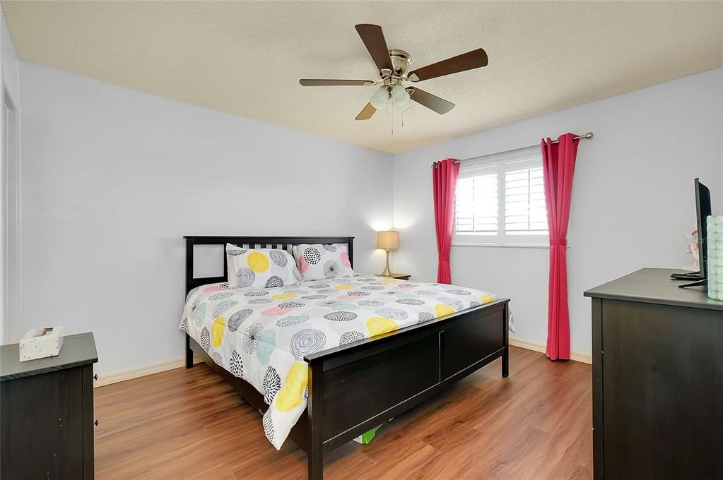 待售: $230,000 (2 贝兹, 2 浴室, 1095 平方英尺)