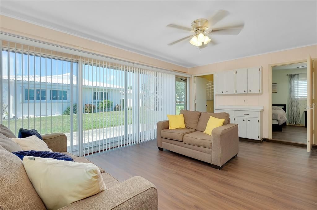 待售: $230,000 (2 贝兹, 2 浴室, 1095 平方英尺)