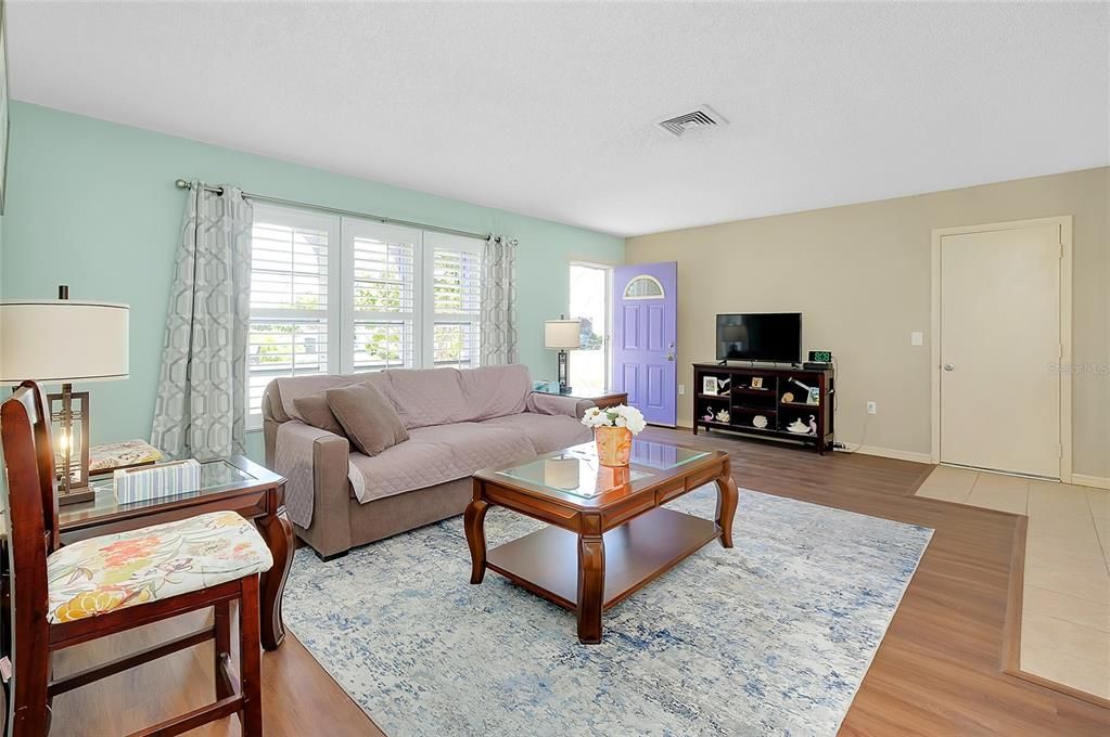 待售: $230,000 (2 贝兹, 2 浴室, 1095 平方英尺)