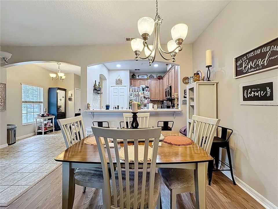 На продажу: $294,900 (3 спален, 2 ванн, 1806 Квадратных фут)