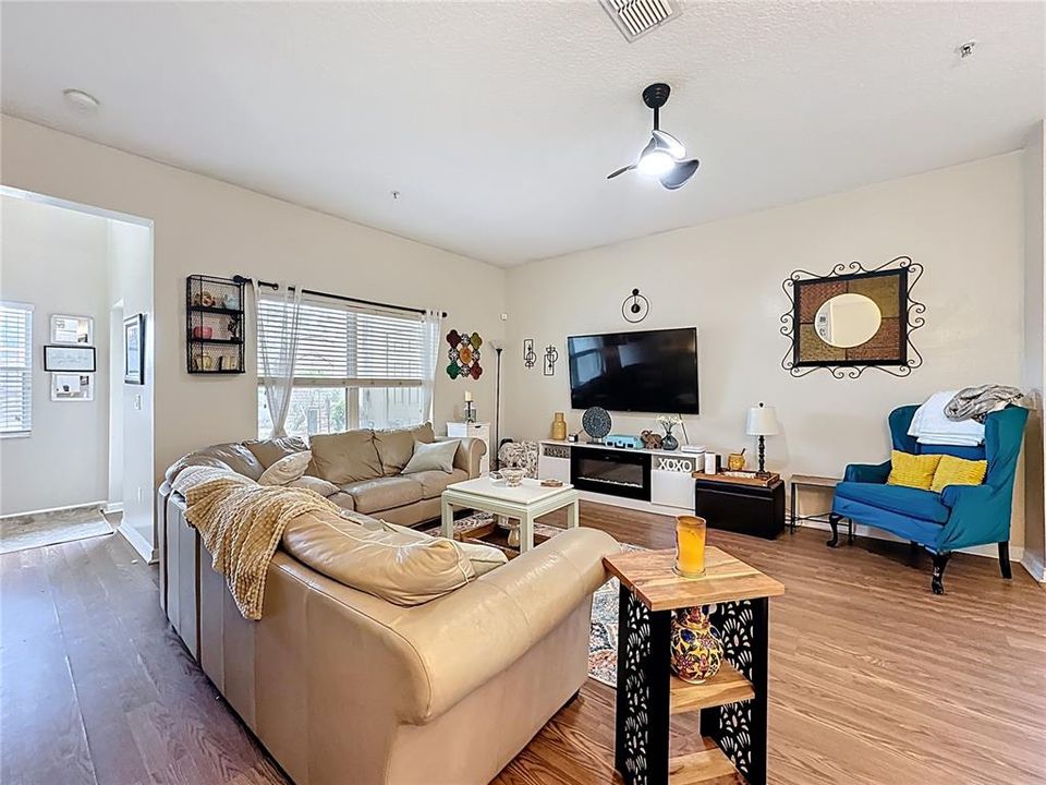 На продажу: $294,900 (3 спален, 2 ванн, 1806 Квадратных фут)