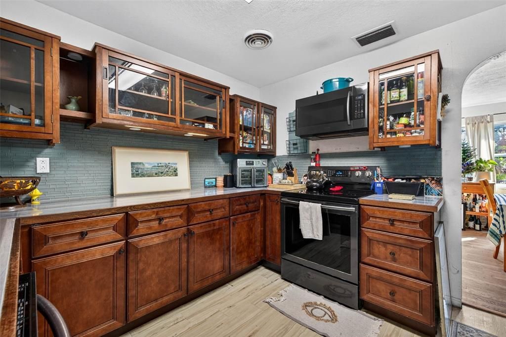 For Sale: $535,000 (3 beds, 1 baths, 1361 Square Feet)