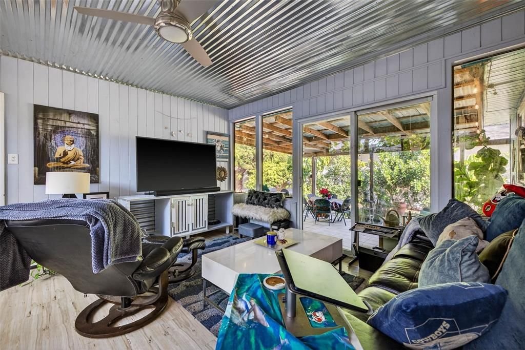 For Sale: $535,000 (3 beds, 1 baths, 1361 Square Feet)