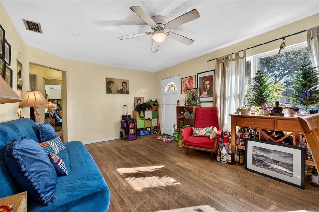 For Sale: $535,000 (3 beds, 1 baths, 1361 Square Feet)