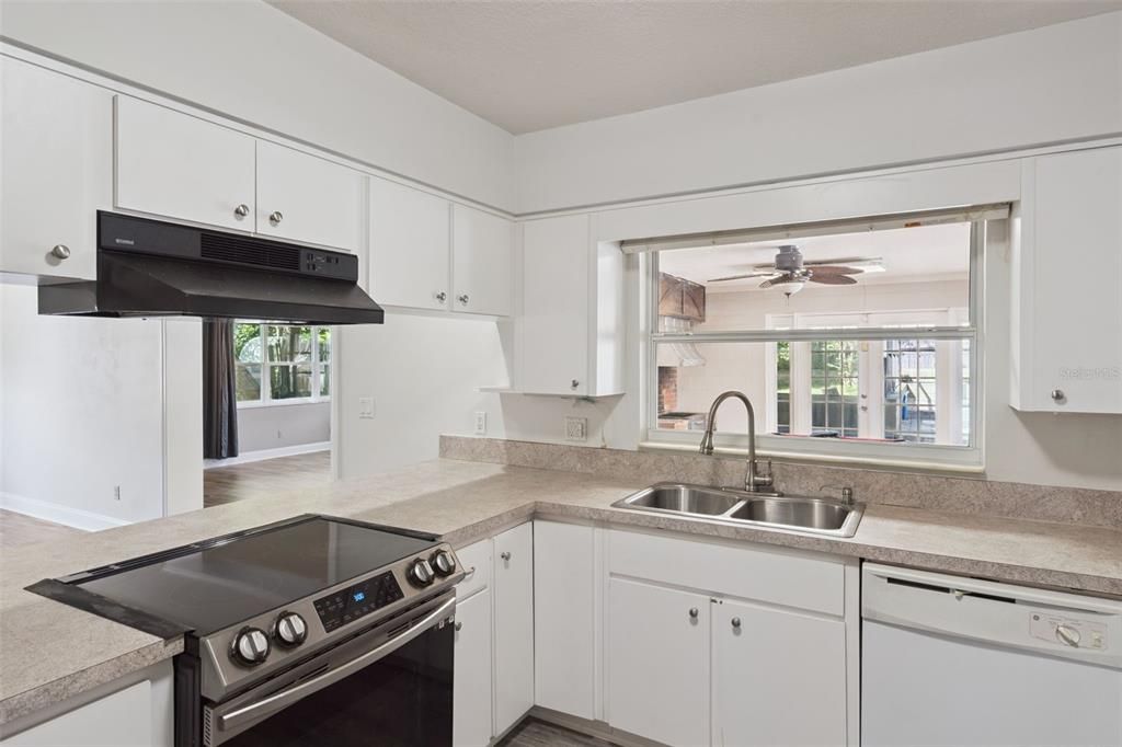 На продажу: $439,000 (3 спален, 2 ванн, 1956 Квадратных фут)