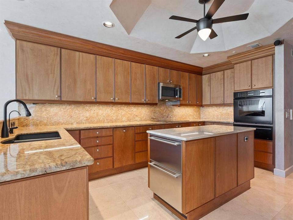 Active With Contract: $4,250,000 (3 beds, 3 baths, 3139 Square Feet)