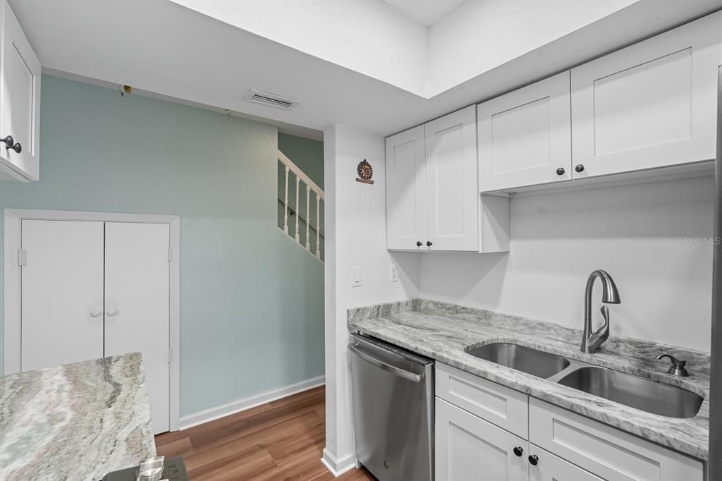 待售: $299,999 (2 贝兹, 2 浴室, 1216 平方英尺)