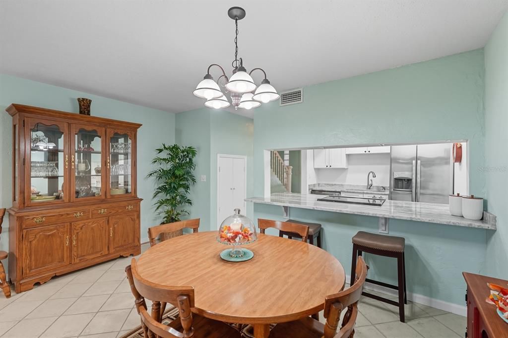 待售: $299,999 (2 贝兹, 2 浴室, 1216 平方英尺)