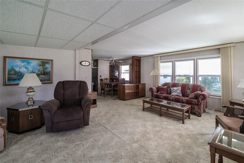 合同活跃: $105,000 (2 贝兹, 2 浴室, 1014 平方英尺)