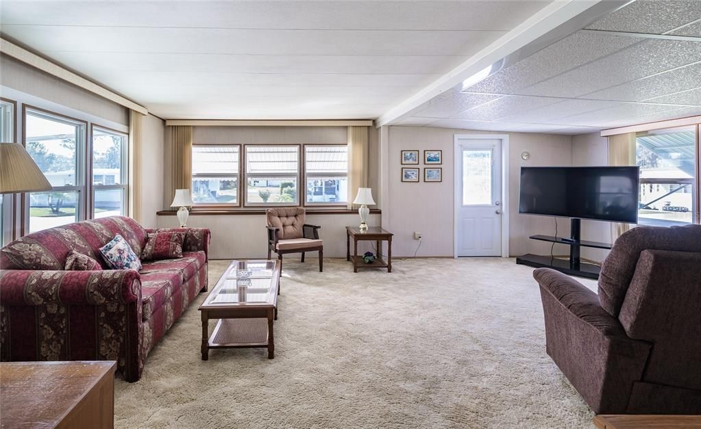 合同活跃: $105,000 (2 贝兹, 2 浴室, 1014 平方英尺)