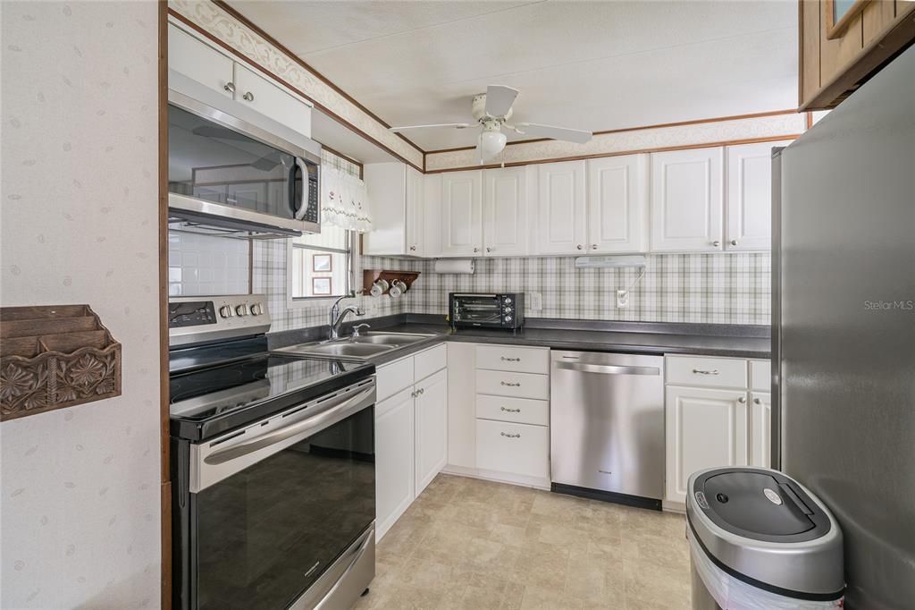 合同活跃: $105,000 (2 贝兹, 2 浴室, 1014 平方英尺)