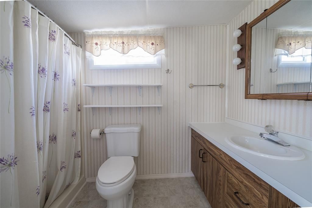 合同活跃: $105,000 (2 贝兹, 2 浴室, 1014 平方英尺)