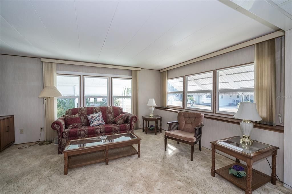 合同活跃: $105,000 (2 贝兹, 2 浴室, 1014 平方英尺)