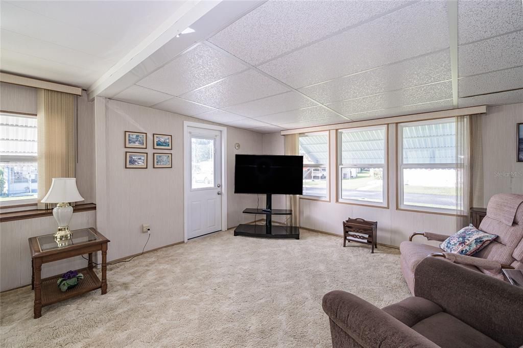 合同活跃: $105,000 (2 贝兹, 2 浴室, 1014 平方英尺)