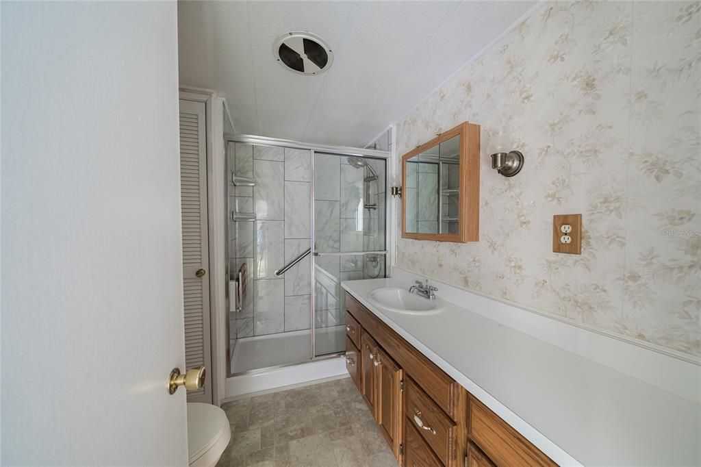 合同活跃: $105,000 (2 贝兹, 2 浴室, 1014 平方英尺)