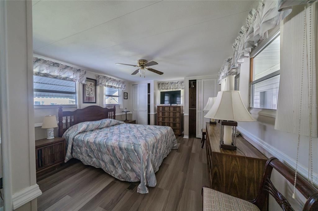 合同活跃: $105,000 (2 贝兹, 2 浴室, 1014 平方英尺)