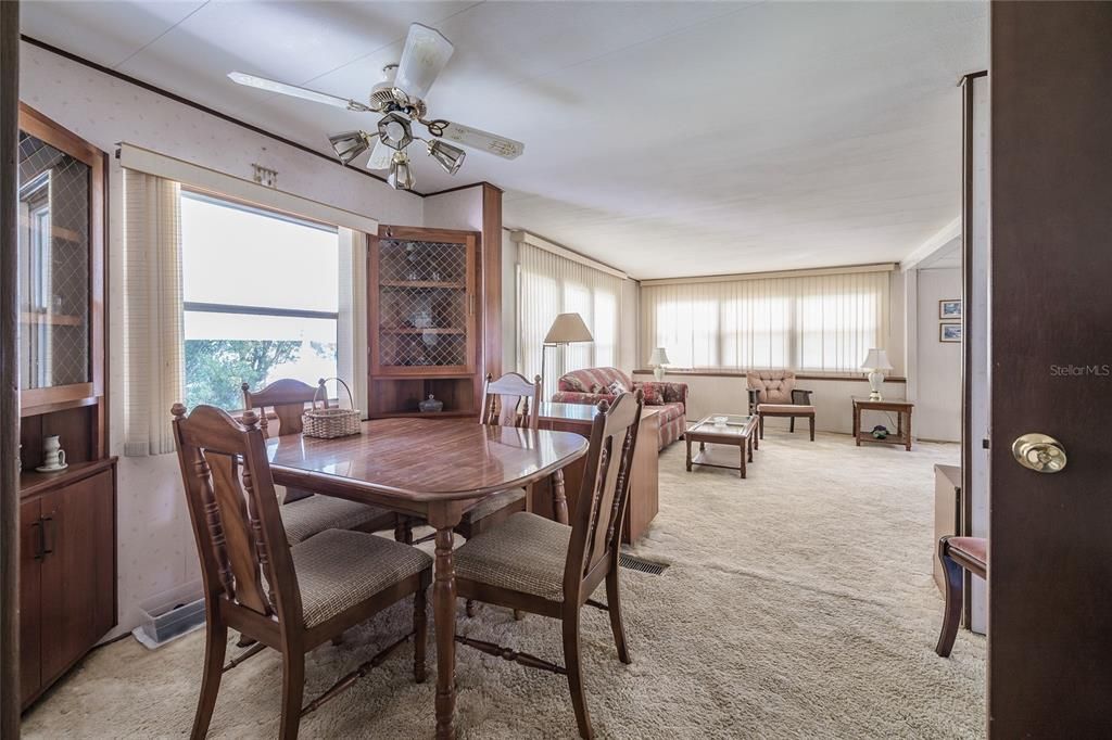 合同活跃: $105,000 (2 贝兹, 2 浴室, 1014 平方英尺)