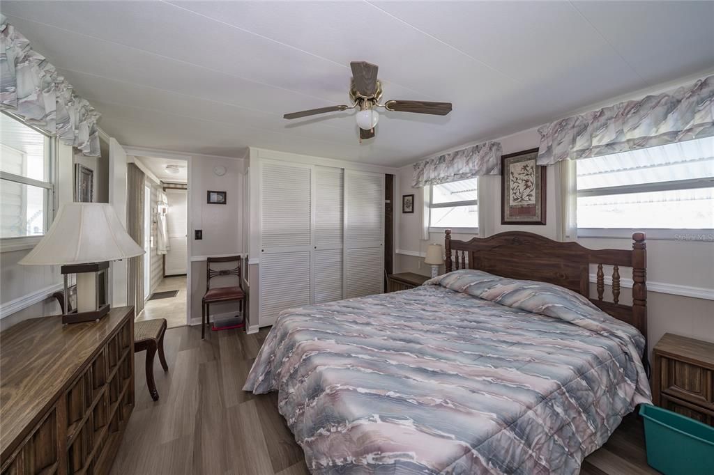 合同活跃: $105,000 (2 贝兹, 2 浴室, 1014 平方英尺)