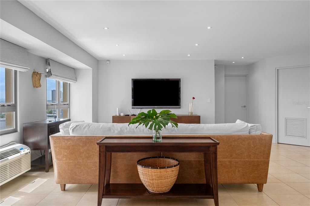 Active With Contract: $895,000 (2 beds, 2 baths, 1337 Square Feet)