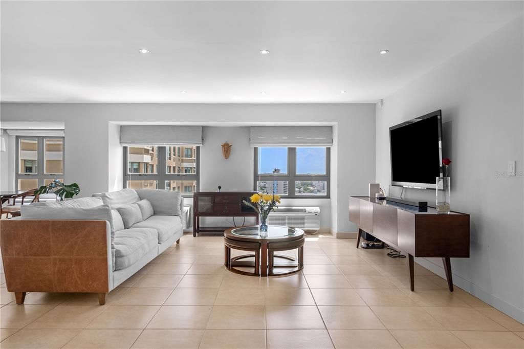 Active With Contract: $895,000 (2 beds, 2 baths, 1337 Square Feet)