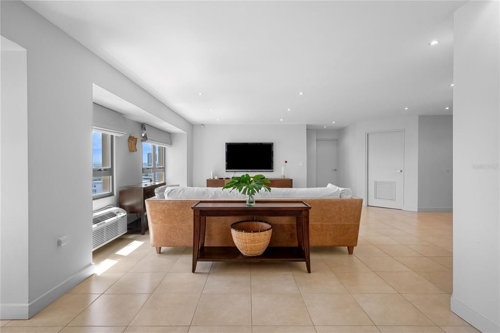 Active With Contract: $895,000 (2 beds, 2 baths, 1337 Square Feet)