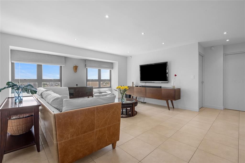 Active With Contract: $895,000 (2 beds, 2 baths, 1337 Square Feet)