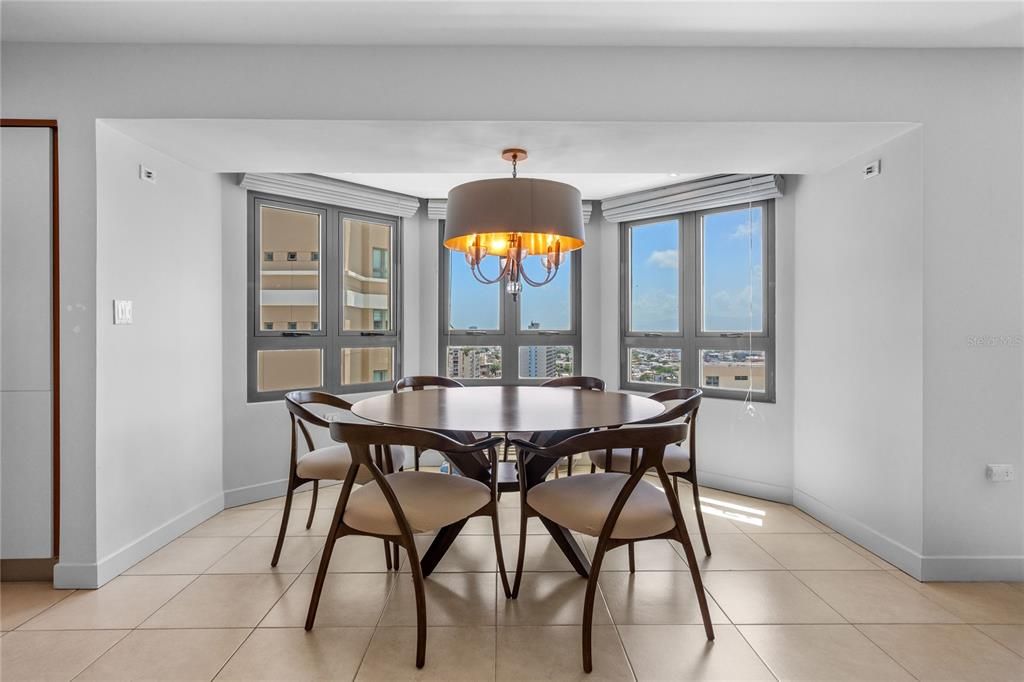 Active With Contract: $895,000 (2 beds, 2 baths, 1337 Square Feet)