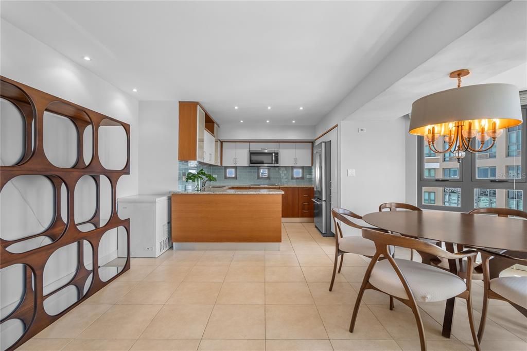 Active With Contract: $895,000 (2 beds, 2 baths, 1337 Square Feet)