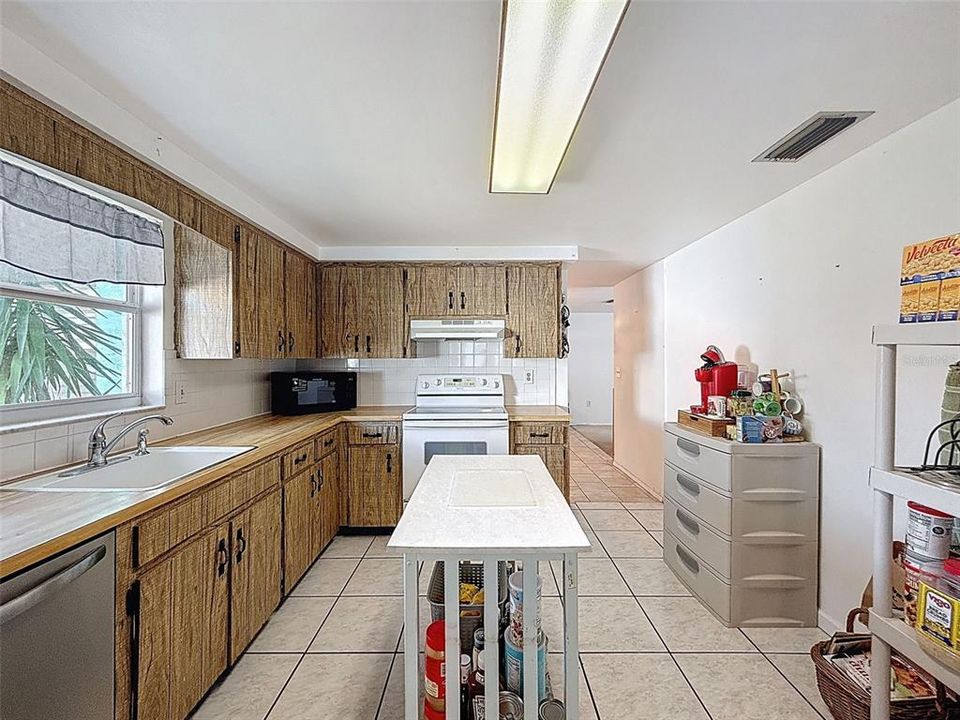 Active With Contract: $249,900 (2 beds, 2 baths, 1525 Square Feet)