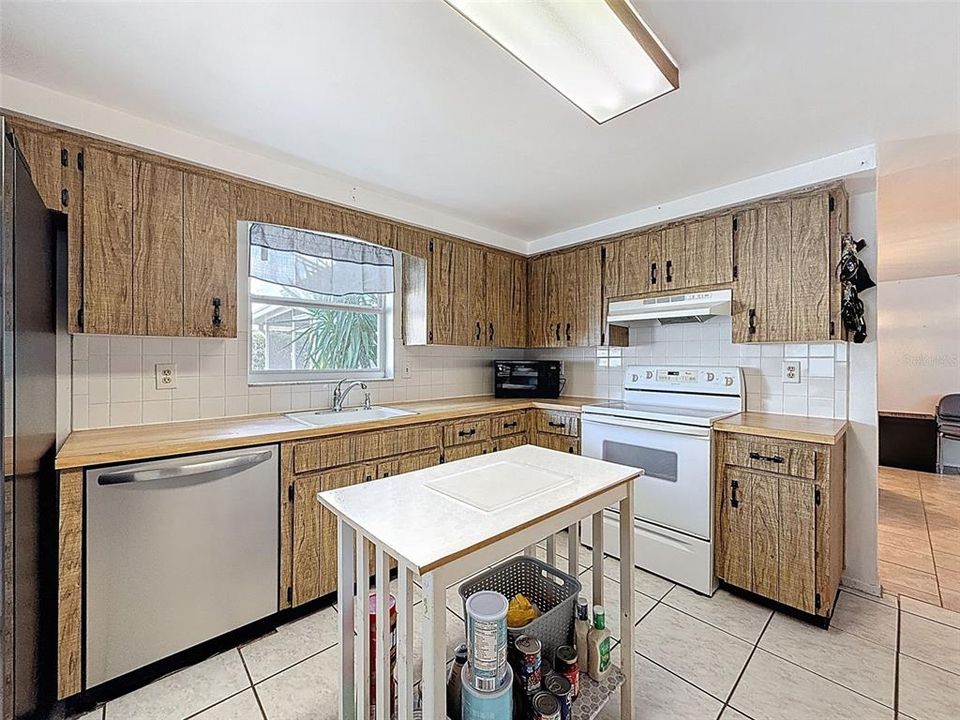 Active With Contract: $249,900 (2 beds, 2 baths, 1525 Square Feet)