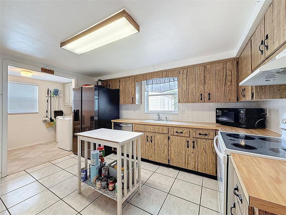 Active With Contract: $249,900 (2 beds, 2 baths, 1525 Square Feet)